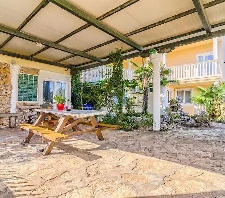 Apartment In With Terrace, Air Conditioning, Wi-fi
