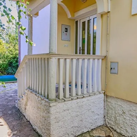Apartment In With Terrace, Air Conditioning, Wi-fi